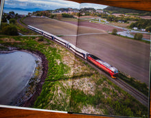 Indlæs billede til gallerivisning GM-Lokomotiverne - Skandinaviens Dieselkæmper