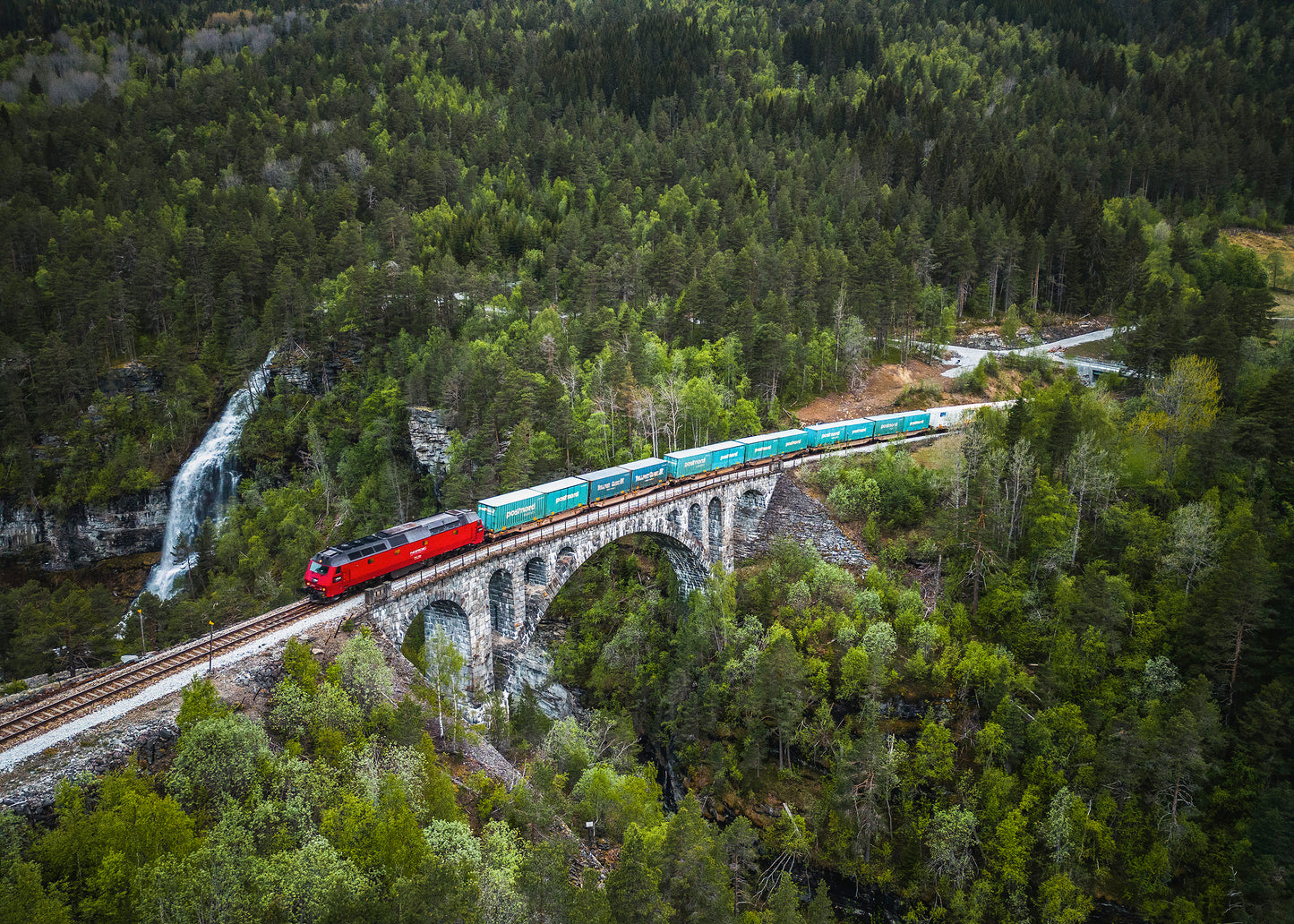 TME 1514 med godstog ved Kyllingbru