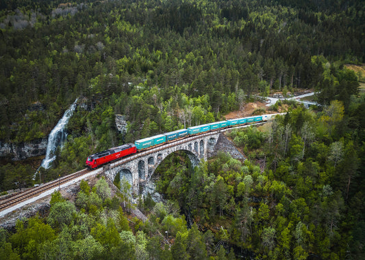 TME 1514 med godstog ved Kyllingbru