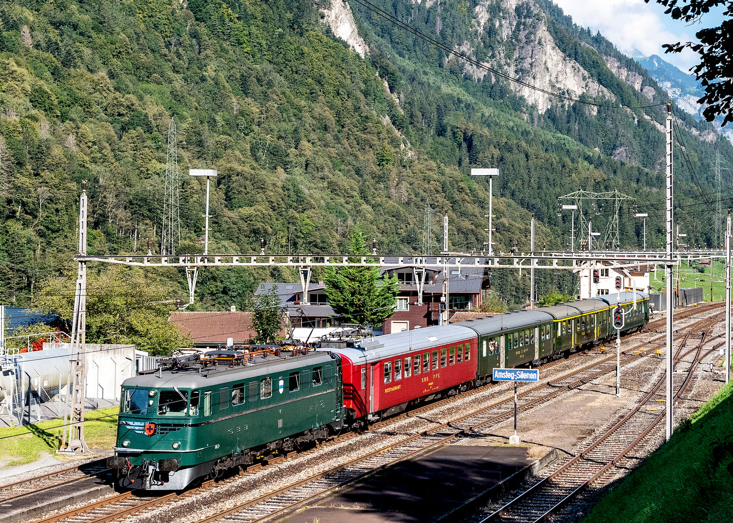 SBB Historic Ae 6/6 11411 med udflugtstog i Amsteg-Silenen